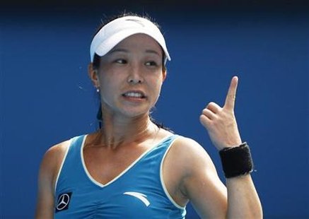 
China's Zheng Jie reacts during her semi-final loss to Justine Henin of Belgium at the Australian Open tennis tournament in Melbourne January 28, 2010. REUTERS/Daniel Munoz
