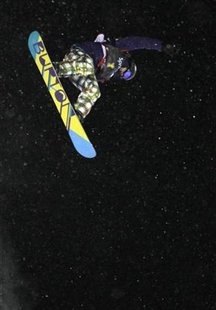 
Snowboarder Hannah Teter of the U.S. grabs her snowboard during the half pipe snowboarding competition at the 2010 U.S. Snowboarding Grand Prix at Park City Mountain Resort in Park City, Utah January 23, 2010. REUTERS/Lucas Jackson
