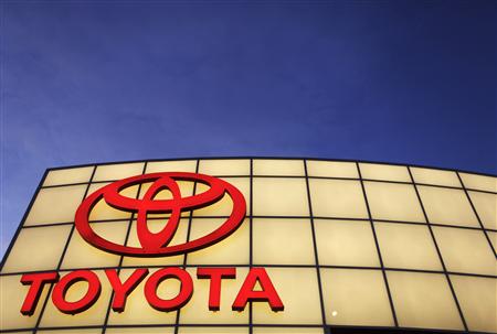 The Toyota logo is lit up above Boch Toyota's dealership in Norwood, Massachusetts January 27, 2010. REUTERS/Brian Snyder
The Toyota logo is lit up above Boch Toyota's dealership in Norwood, Massachusetts January 27, 2010. REUTERS/Brian Snyder