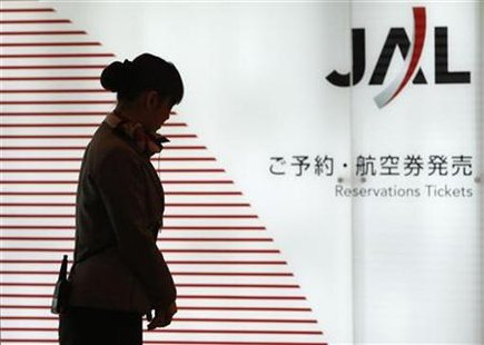 An employee of Japan Airlines prepares to greet passengers at Haneda international airport in Tokyo January 19, 2010. REUTERS/Issei Kato
An employee of Japan Airlines prepares to greet passengers at Haneda international airport in Tokyo January 19, 2010. REUTERS/Issei Kato