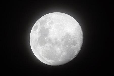 A full moon is seen from Ombaka Stadium in Benguela in this January 28, 2010 file photo. REUTERS/Amr Abdallah Dalsh
A full moon is seen from Ombaka Stadium in Benguela in this January 28, 2010 file photo. REUTERS/Amr Abdallah Dalsh