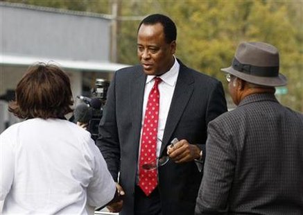Dr. Conrad Murray is greeted by well-wishers outside the Armstrong Medical Clinic in Houston November 23, 2009. REUTERS/Richard Carson
Dr. Conrad Murray is greeted by well-wishers outside the Armstrong Medical Clinic in Houston November 23, 2009. REUTERS/Richard Carson