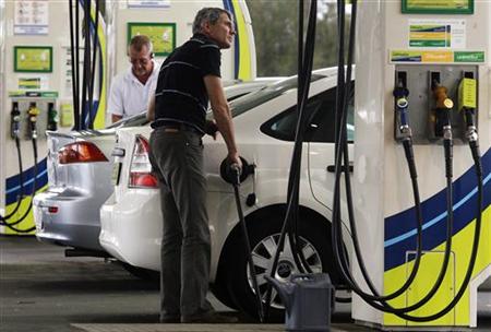A man refuels his car at a petrol station in Sydney October 26, 2009. REUTERS/Daniel Munoz
A man refuels his car at a petrol station in Sydney October 26, 2009. REUTERS/Daniel Munoz