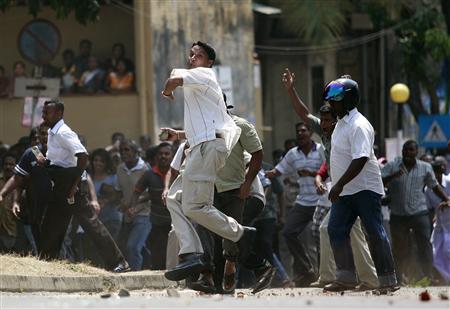 Supporters of former army commander General Sarath Fonseka throw rocks at supporters of President Mahinda Rajapaksa during a protest against Fonseka's arrest in Colombo February 10, 2010. REUTERS/Dinuka Liyanawatte
Supporters of former army commander General Sarath Fonseka throw rocks at supporters of President Mahinda Rajapaksa during a protest against Fonseka's arrest in Colombo February 10, 2010. REUTERS/Dinuka Liyanawatte