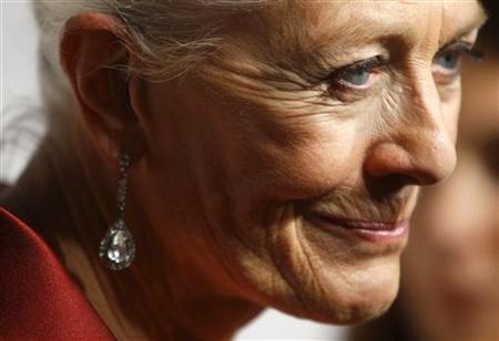 
Actress Vanessa Redgrave arrives for the amFAR (The Foundation for AIDS Research) annual gala to kick off Fashion Week in New York February 10, 2010. REUTERS/Carlo Allegri
