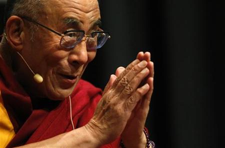 
Tibetan spiritual leader the Dalai Lama gives his blessing to the audience during a talk in Melbourne December 10, 2009. REUTERS/Mick Tsikas
