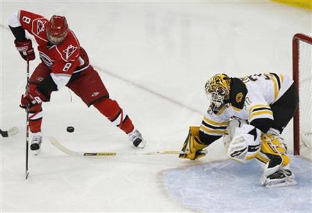Boston Bruins' goalie Tim Thomas (R) makes a save on Carolina Hurricanes' Matt Cullen during the second period in Game 6 of their NHL Eastern Conference semi-final series in Raleigh, North Carolina May 12, 2009. REUTERS/Ellen Ozier
Boston Bruins' goalie Tim Thomas (R) makes a save on Carolina Hurricanes' Matt Cullen during the second period in Game 6 of their NHL Eastern Conference semi-final series in Raleigh, North Carolina May 12, 2009. REUTERS/Ellen Ozier