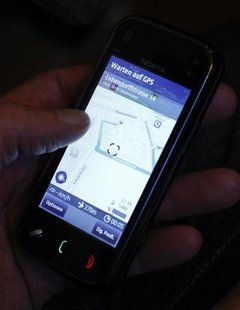 
A journalist tests Nokia's Ovi Maps free maps on a cellphone during a news conference in Berlin, January 21, 2010. REUTERS/Fabrizio Bensch
