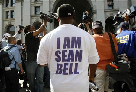
A man wears a Sean Bell shirt at a demonstration near New York Police headquarters in lower Manhattan May 7, 2008. REUTERS/Mike Segar
