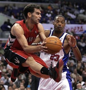 Toronto Raptors guard Jose Calderon (L) passes off the ball as Los Angeles Clippers center Marcus Camby defends during the second half of their NBA basketball game in Los Angeles, California November 13, 2009. REUTERS/ Lori Shepler
Toronto Raptors guard Jose Calderon (L) passes off the ball as Los Angeles Clippers center Marcus Camby defends during the second half of their NBA basketball game in Los Angeles, California November 13, 2009. REUTERS/ Lori Shepler
