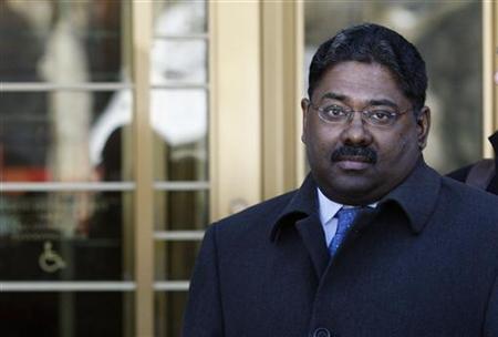 Raj Rajaratnam, the principal in the $21 million Galleon Group hedge-fund insider trading case leaves the U.S. Court after his arraignment on conspiracy and securities fraud charges in New York, December 21, 2009. REUTERS/Mike Segar
Raj Rajaratnam, the principal in the $21 million Galleon Group hedge-fund insider trading case leaves the U.S. Court after his arraignment on conspiracy and securities fraud charges in New York, December 21, 2009. REUTERS/Mike Segar