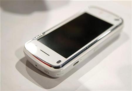 A'Nokia N97' phone is pictured during the 'Nokia World 08' congress in Barcelona December 2, 2008. REUTERS/Albert Gea
A'Nokia N97' phone is pictured during the 'Nokia World 08' congress in Barcelona December 2, 2008. REUTERS/Albert Gea