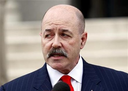 
Former New York City Police Commissioner Bernard Kerik speaks to the media after leaving U.S. District Courthouse in White Plains, New York, November 9, 2007, after he was indicted on federal tax fraud and corruption charges related to his personal finance and business dealings. REUTERS/Mike Segar
