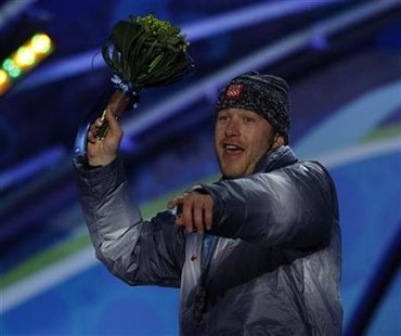 
Bronze medallist Bode Miller of the U.S. throws his bouquet during the medal ceremony for the men's Alpine skiing downhill competition at the Vancouver 2010 Winter Olympics in Whistler, British Columbia, February 15, 2010. REUTERS/Issei Kato
