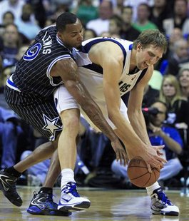 Dallas Mavericks forward Dirk Nowitzki (R) is defended by Orlando Magic forward Rashard Lewis during second half NBA basketball action in Orlando, Florida February 19, 2010. REUTERS/Kevin Kolczynski
Dallas Mavericks forward Dirk Nowitzki (R) is defended by Orlando Magic forward Rashard Lewis during second half NBA basketball action in Orlando, Florida February 19, 2010. REUTERS/Kevin Kolczynski