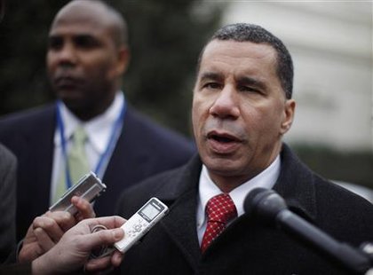 New York Governer David Paterson speaks to the press outside the West Wing of the White House in Washington, February 22, 2010, following the annual meeting of state governors with U.S. President Barack Obama. REUTERS/Jason Reed
New York Governer David Paterson speaks to the press outside the West Wing of the White House in Washington, February 22, 2010, following the annual meeting of state governors with U.S. President Barack Obama. REUTERS/Jason Reed