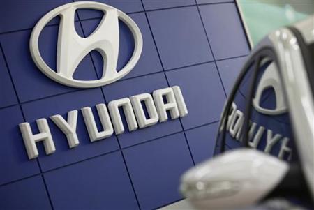 The Hyundai logo is seen next to the company's Sonata sedan at a dealership in Seoul February 24, 2010. REUTERS/Lee Jae-Won
The Hyundai logo is seen next to the company's Sonata sedan at a dealership in Seoul February 24, 2010. REUTERS/Lee Jae-Won