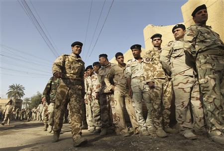 
Iraqi soldiers queue to vote at a polling station in Baghdad, March 4, 2010. Over 800,000 Iraqi including security personnel, doctors, prisoners and people in hospital are set to vote on Thursday in the special parliamentary voting. REUTERS/Thaier al-Sudani
