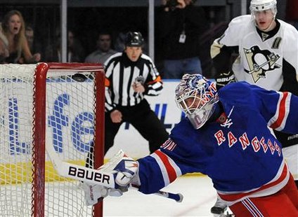 New York Rangers goalie Henrik Lundqvist cannot stop a shot by Pittsburgh Penguins left wing Chris Kunitz (unseen) for a goal in the first period of their NHL hockey game at Madison Square Garden in New York, March 4, 2010. REUTERS/Ray Stubblebine
New York Rangers goalie Henrik Lundqvist cannot stop a shot by Pittsburgh Penguins left wing Chris Kunitz (unseen) for a goal in the first period of their NHL hockey game at Madison Square Garden in New York, March 4, 2010. REUTERS/Ray Stubblebine