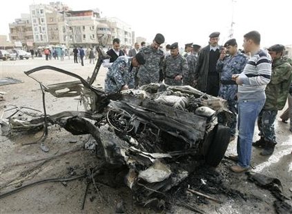 Iraqi policemen examine the remains of a vehicle used in a bomb attack in Najaf, 160 km (100 miles) south of Baghdad, March 6, 2010. REUTERS/Ali Abu Shish
Iraqi policemen examine the remains of a vehicle used in a bomb attack in Najaf, 160 km (100 miles) south of Baghdad, March 6, 2010. REUTERS/Ali Abu Shish