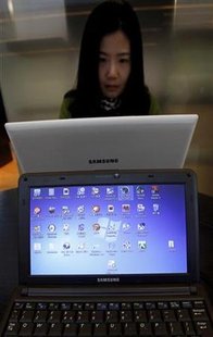 
A visitor uses a computer at a showroom of Samsung Electronics at the company's headquarters in Seoul January 7, 2010. REUTERS/Jo Yong-Hak
