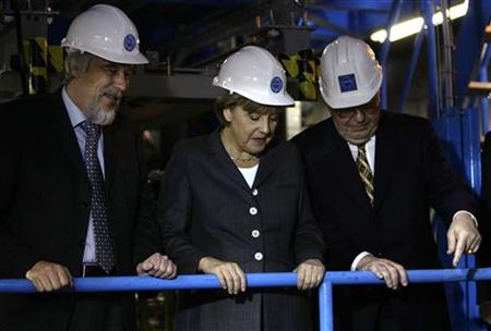 
German Chancellor Angela Merkel (C) talks to designated director general of CERN Rolf-Dieter Heuer (L) and outgoing director general of CERN Robert Aymar during an official visit to CERN, the European Organization for Nuclear Research, in Meyrin, near Geneva April 29, 2008 file photo. REUTERS/Stefan Wermuth
