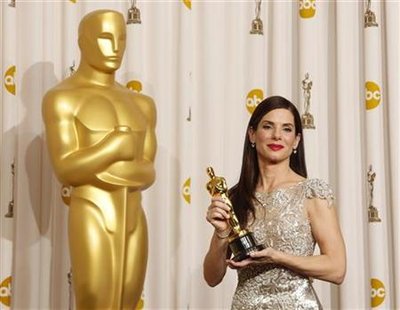 
Best actress winner Sandra Bullock for the film "The Blind Side," displays her Oscar at the 82nd Academy Awards in Hollywood March 7, 2010. REUTERS/Lucy Nicholson
