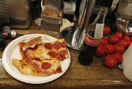 
Pizza is served before a California Institute of Technology cooking class to curb the students' appetite while they work in Pasadena, California in this November 2, 2006 file photo. REUTERS/Lucy Nicholson
