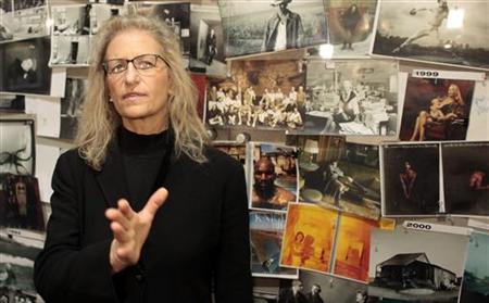 
Photographer Annie Leibovitz briefs the media during the opening of the exhibition "Annie Leibovitz: A Photographer's Life, 1990-2005" in Vienna October 29, 2009. REUTERS/Herwig Prammer

