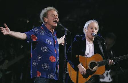 
Paul Simon (R) performs with Art Garfunkel during one of two 25th Anniversary Rock &amp; Roll Hall of Fame concerts in New York in this October 29, 2009 file photo. REUTERS/Lucas Jackson
