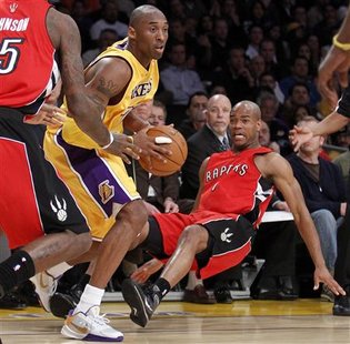 
Los Angeles Lakers Kobe Bryant (L) commits an offensive foul onToronto Raptors Jarrett Jack during the first half of their NBA game in Los Angeles, March 9, 2010. REUTERS/Lucy Nicholson
