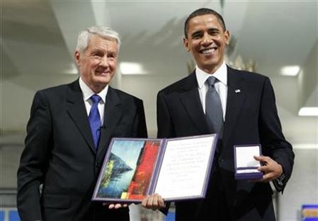 
Nobel Peace Prize laureate U.S. President Barack Obama poses with his medal and certificate as Norwegian Nobel Committee Chairman Thorbjoern Jagland stands with him in Oslo Hall December 10, 2009. REUTERS/Bjorn Sigurdson/Scanpix Norway

