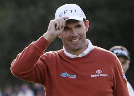 
Padraig Harrington of Ireland tips his hat to the crowd around the 18th green after completing the final round of the Chevron World Challenge golf tournament at Sherwood Country Club in Thousand Oaks, California, December 6, 2009 file photo. REUTERS/Danny Moloshok
