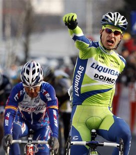 
Peter Sagan of Slovakia (R) celebrates winning the third stage of the Paris-Nice cycling race between St Yrieix La Perche and Aurillac March 10, 2010. Sagan won the stage ahead of Joaquim Rodriguez of Spain (L). REUTERS/Eric Gaillard
