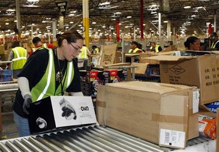 
An Amazon employee receives merchandise at the Phoenix Fulfilment Center in Goodyear, Arizona, November 16, 2009. REUTERS/Rick Scuteri

