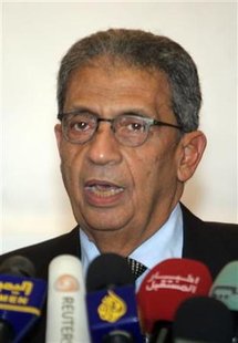 
Amr Moussa, chief of the Arab League, talks to reporters after a meeting with Yemeni President Ali Abdullah Saleh at the Defence Compound in Sanaa in this October 6, 2009 file photo. REUTERS/Khaled Abdullah
