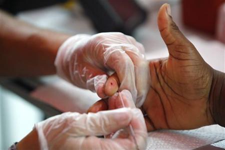 
A medical technician draws a blood sample to screen for glucose and cholesterol at a free health screening as part of the National Urban League's Economic Empowerment Tour in Dallas, Texas June 13, 2009. REUTERS/Jessica Rinaldi
