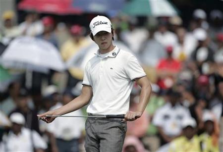 
Noh Seung-yul of South Korea prepares for the putt on the 18th hole before winning the Malaysian Open 2010 golf tournament in Kuala Lumpur March 7, 2010. REUTERS/Bazuki Muhammad
