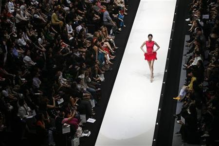 
A model presents a creation in Kuala Lumpur November 5, 2009. REUTERS/Bazuki Muhammad
