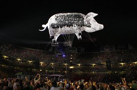 
An inflatable pig with an environmental message floats above the Live Earth New York concert during Pink Floyd member Roger Water's set in East Rutherford, New Jersey July 7, 2007. REUTERS/Lucas Jackson
