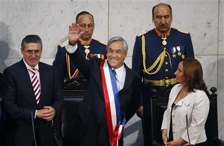 Chile's President Sebastian Pinera (C) greets the public during his inauguration while flanked by President of Senate Jorge Pizarro (L) and President of Lower House Alejandra Sepulveda (R) at the Chilean Congress building in Valparaiso March 11, 2010. REUTERS/Eliseo Fernandez
Chile's President Sebastian Pinera (C) greets the public during his inauguration while flanked by President of Senate Jorge Pizarro (L) and President of Lower House Alejandra Sepulveda (R) at the Chilean Congress building in Valparaiso March 11, 2010. REUTERS/Eliseo Fernandez