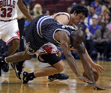 
Orlando Magic guard Anthony Johnson (R) and Chicago Bulls forward Joe Alexander (L) go for a loose ball during second half NBA basketball action in Orlando, Florida March 11, 2010. The Magic beat the Bulls 111 - 82. REUTERS/Kevin Kolczynski
