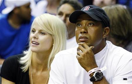Tiger Woods and his wife Elin Nordegren (L) watch Game 4 of the NBA Finals basketball game in Orlando, Florida June 11, 2009. REUTERS/Hans Deryk
Tiger Woods and his wife Elin Nordegren (L) watch Game 4 of the NBA Finals basketball game in Orlando, Florida June 11, 2009. REUTERS/Hans Deryk