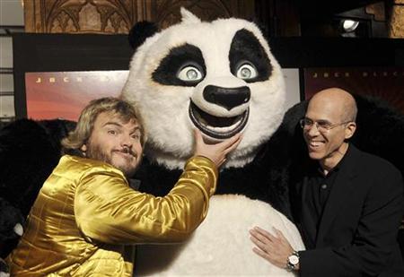 
Actor Jack Black (L) and Dreamworks Animation SKG Chief Executive Jeffrey Katzenberg (R) pose on the red carpet at the Australian premiere of Kung Fu Panda in conjunction with the Opening Gala Night of the Sydney Film Festival's Kids' Program at the state Theatre in Sydney June 09, 2008. REUTERS/Patrick Riviere
