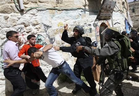 
Israeli border police scuffle with a Palestinian man trying to enter al-Aqsa mosque for Friday prayers in Jerusalem's Old City March 12, 2010. REUTERS/Ammar Awad
