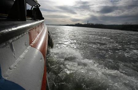 The 65 foot U.S. Coast Guard cutter Wire breaks through plate ice on the Hudson River near Kingston, New York January 11, 2010. REUTERS/Mike Segar
The 65 foot U.S. Coast Guard cutter Wire breaks through plate ice on the Hudson River near Kingston, New York January 11, 2010. REUTERS/Mike Segar