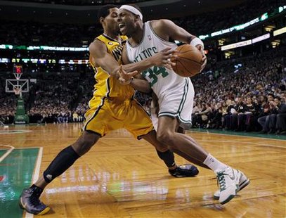 
Indiana Pacers forward Danny Granger (L) fouls Boston Celtics forward Paul Pierce as Pierce drives to the basket in the second quarter of their NBA basketball game in Boston, Massachusetts March 12, 2010. REUTERS/Brian Snyder
