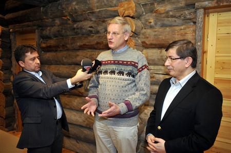 
Swedish Foreign Minister Carl Bildt (C) and his Turkish counterpart Ahmet Davutoglu (R) talk to the media after their meeting in Saariselka Inari, in the Finnish Lapland March 12, 2010.REUTERS/Lehtikuva/Jussi Nukari
