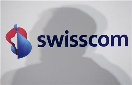 
Swisscom CEO Carsten Schloter casts a shadow during a media briefing in Zurich March 4, 2009. REUTERS/Miro Kuzmanovic
