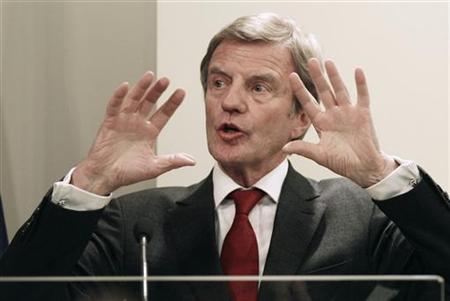 
France's Foreign Minister Bernard Kouchner speaks to the media after a meeting in the Kosovo capital Pristina, March 1, 2010. REUTERS/Hazir Reka
